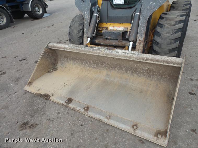 image for item DC4702 2011 John Deere 332D skid steer