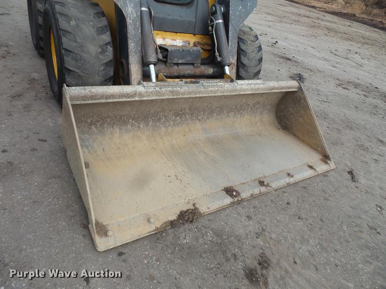 image for item DC4702 2011 John Deere 332D skid steer