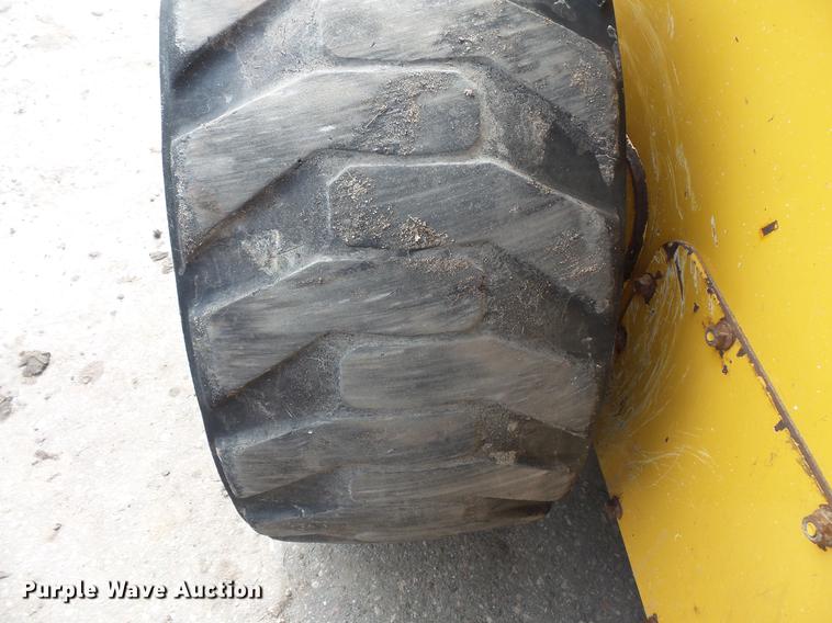 image for item DC4702 2011 John Deere 332D skid steer