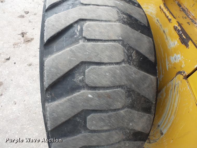 image for item DC4702 2011 John Deere 332D skid steer