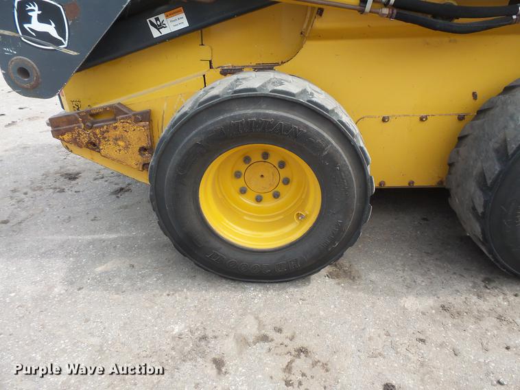 image for item DC4702 2011 John Deere 332D skid steer