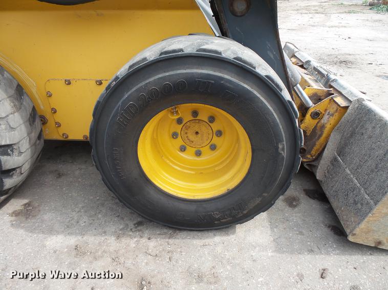 image for item DC4702 2011 John Deere 332D skid steer