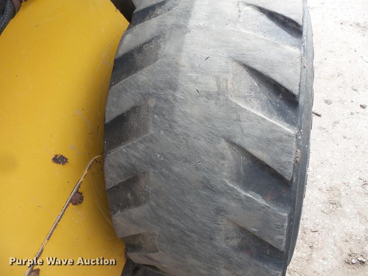 image for item DC4702 2011 John Deere 332D skid steer