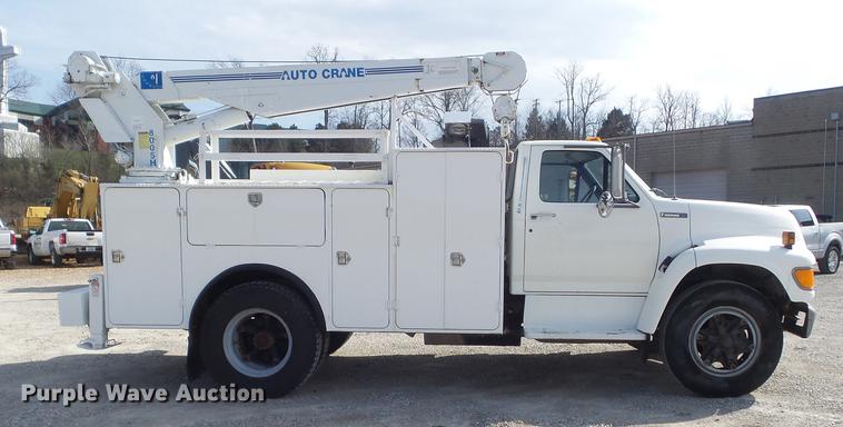image for item DC7358 1995 Ford F800 service truck with crane