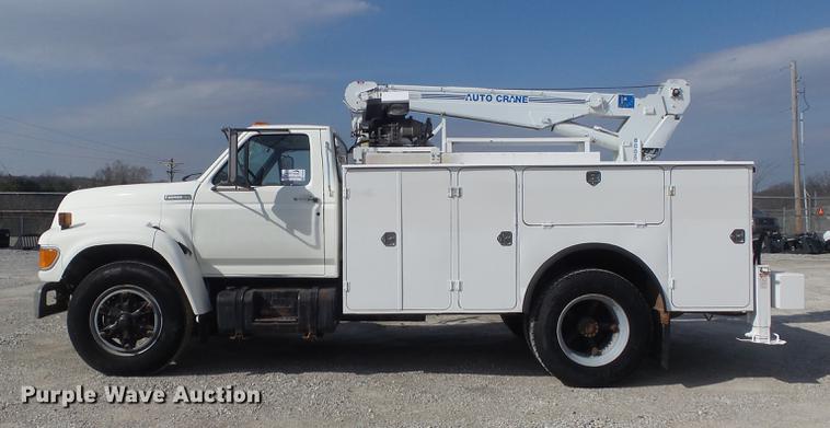 image for item DC7358 1995 Ford F800 service truck with crane