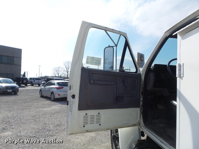 image for item DC7358 1995 Ford F800 service truck with crane