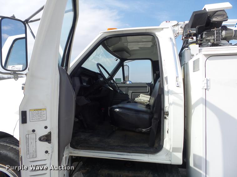 image for item DC7358 1995 Ford F800 service truck with crane
