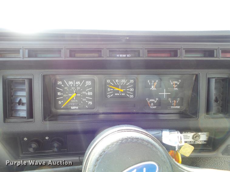 image for item DC7358 1995 Ford F800 service truck with crane