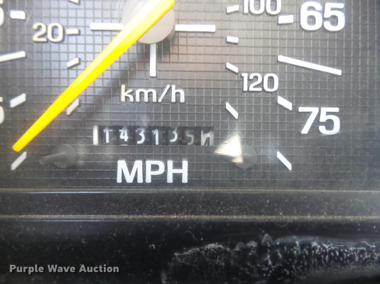 image for item DC7358 1995 Ford F800 service truck with crane