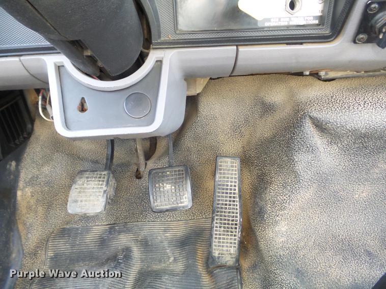 image for item DC7358 1995 Ford F800 service truck with crane