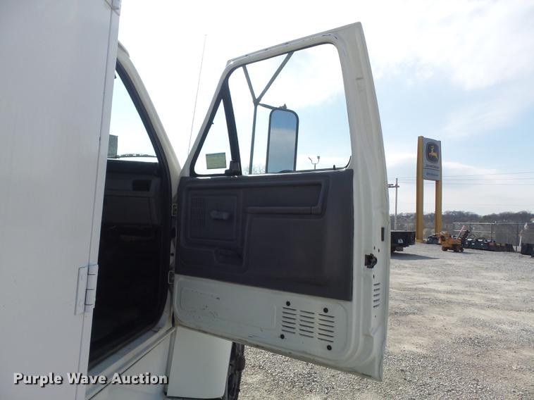 image for item DC7358 1995 Ford F800 service truck with crane