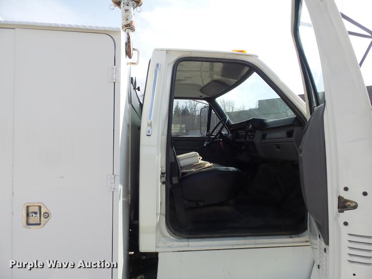 image for item DC7358 1995 Ford F800 service truck with crane