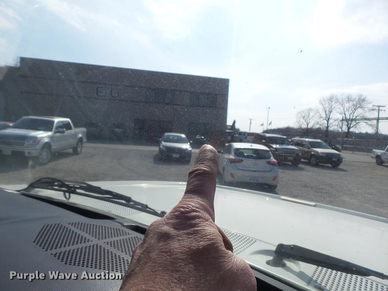 image for item DC7358 1995 Ford F800 service truck with crane