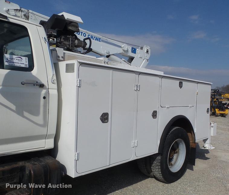 image for item DC7358 1995 Ford F800 service truck with crane