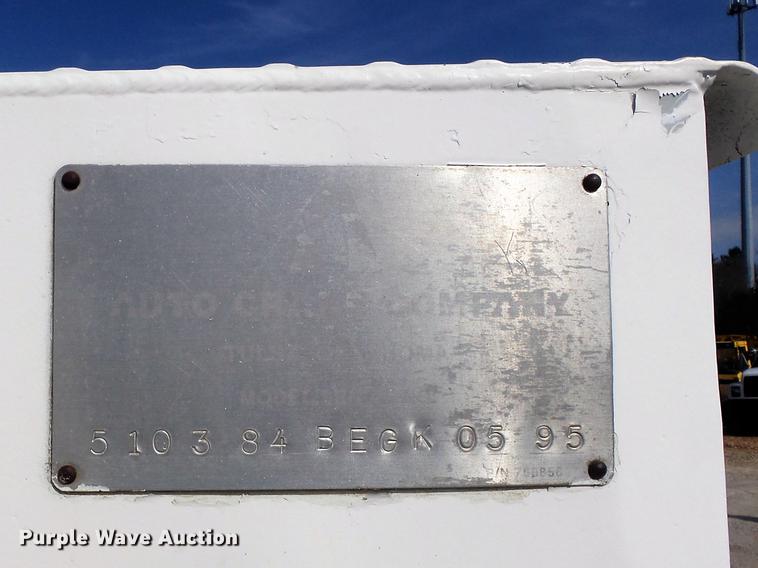 image for item DC7358 1995 Ford F800 service truck with crane