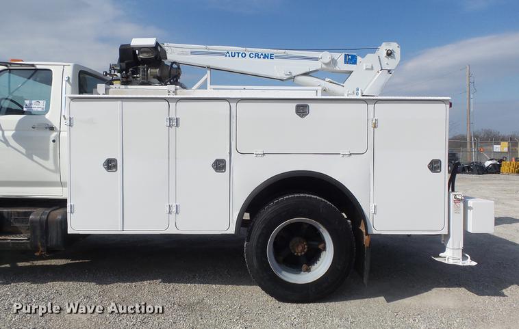 image for item DC7358 1995 Ford F800 service truck with crane
