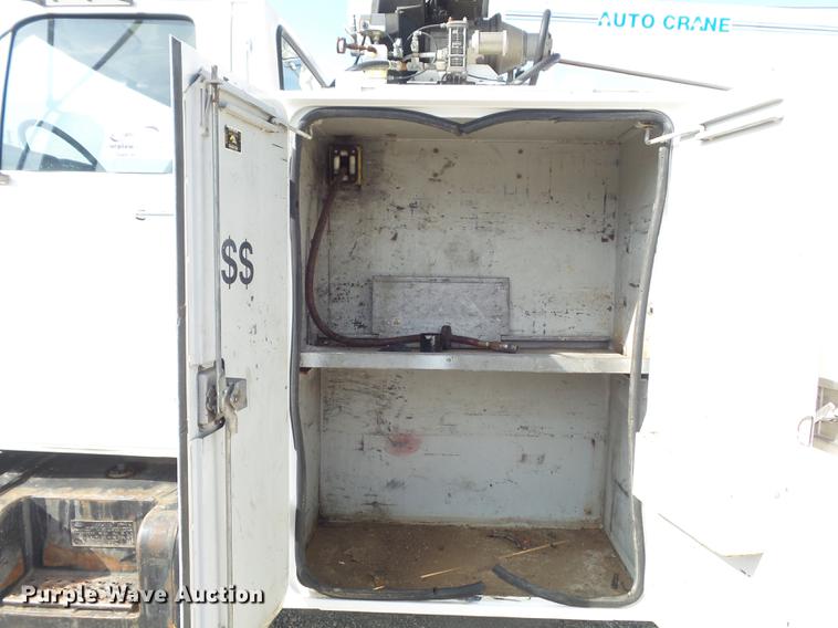 image for item DC7358 1995 Ford F800 service truck with crane