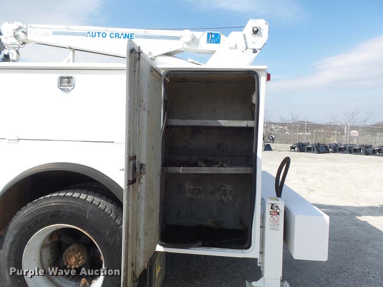 image for item DC7358 1995 Ford F800 service truck with crane