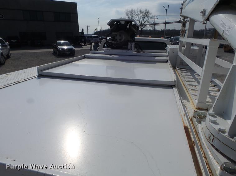 image for item DC7358 1995 Ford F800 service truck with crane