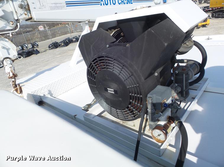 image for item DC7358 1995 Ford F800 service truck with crane