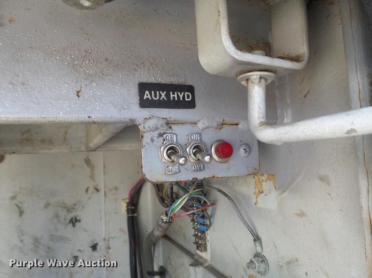 image for item DC7358 1995 Ford F800 service truck with crane