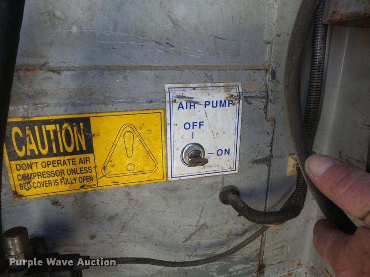 image for item DC7358 1995 Ford F800 service truck with crane