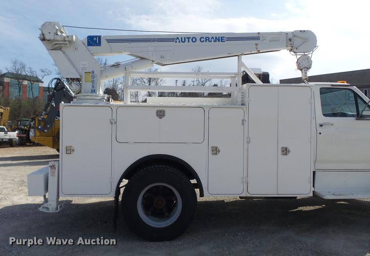image for item DC7358 1995 Ford F800 service truck with crane
