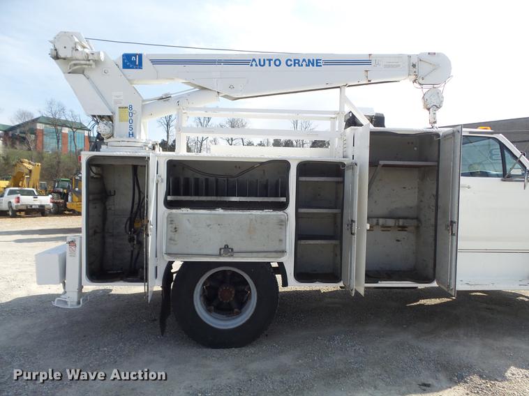 image for item DC7358 1995 Ford F800 service truck with crane