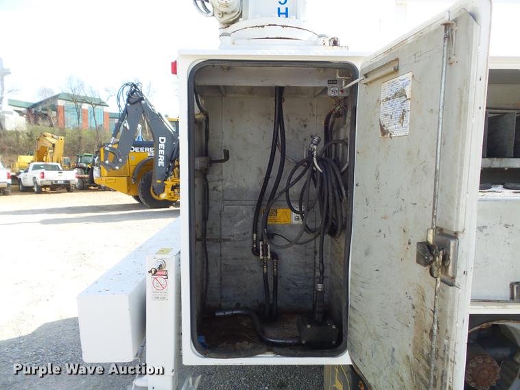 image for item DC7358 1995 Ford F800 service truck with crane