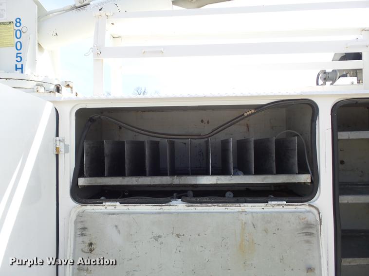 image for item DC7358 1995 Ford F800 service truck with crane