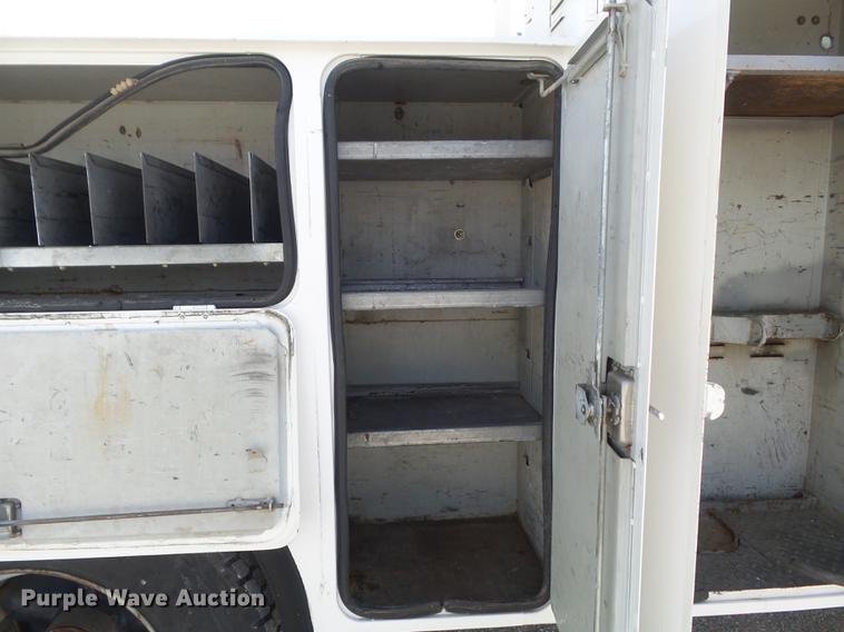 image for item DC7358 1995 Ford F800 service truck with crane