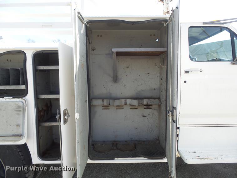 image for item DC7358 1995 Ford F800 service truck with crane
