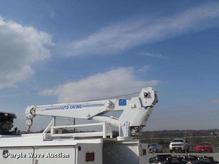 image for item DC7358 1995 Ford F800 service truck with crane