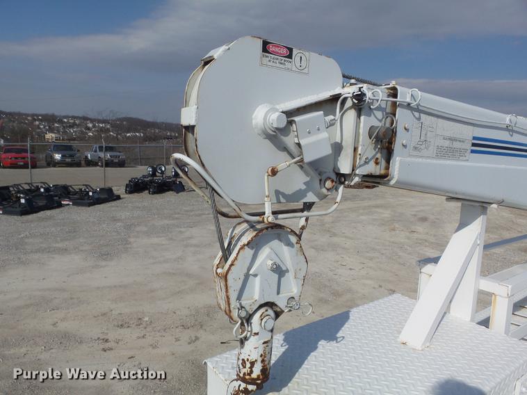 image for item DC7358 1995 Ford F800 service truck with crane