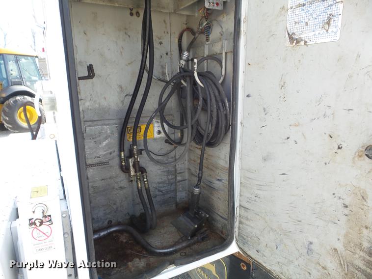 image for item DC7358 1995 Ford F800 service truck with crane