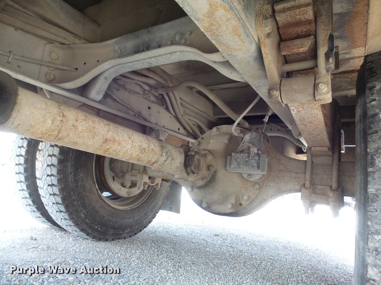 image for item DC7358 1995 Ford F800 service truck with crane