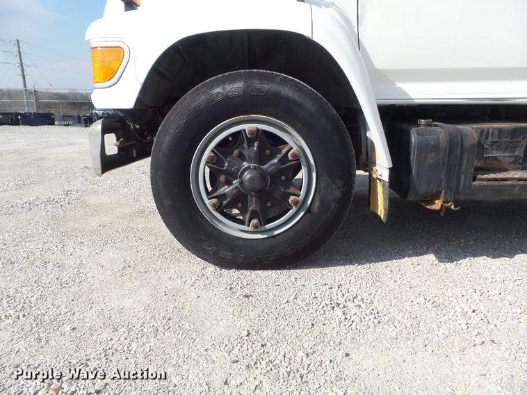 image for item DC7358 1995 Ford F800 service truck with crane