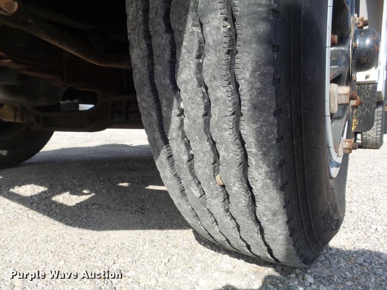 image for item DC7358 1995 Ford F800 service truck with crane