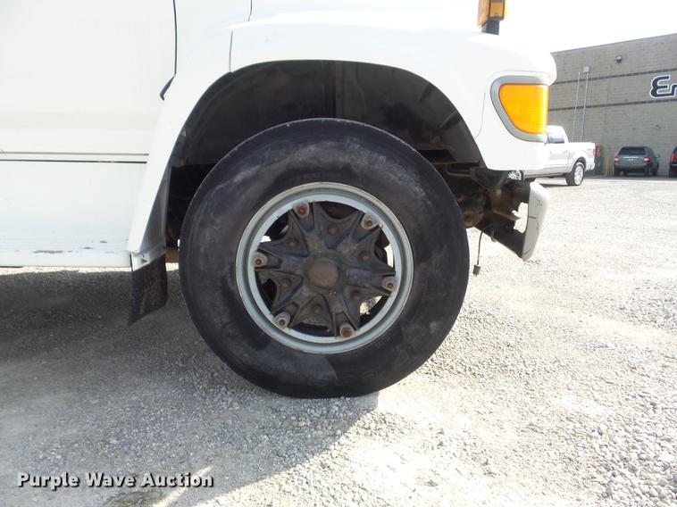 image for item DC7358 1995 Ford F800 service truck with crane