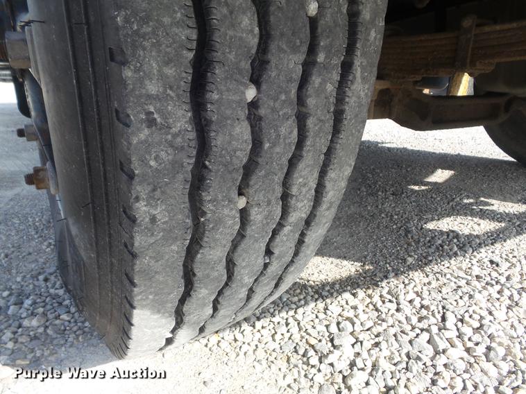 image for item DC7358 1995 Ford F800 service truck with crane