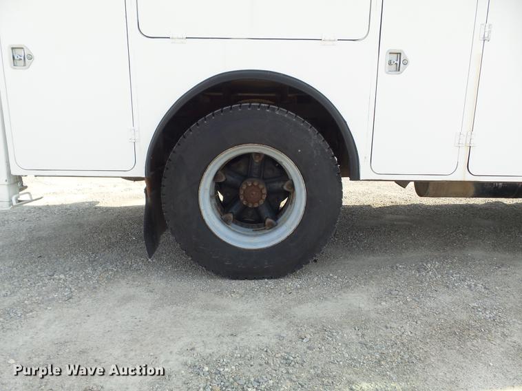 image for item DC7358 1995 Ford F800 service truck with crane