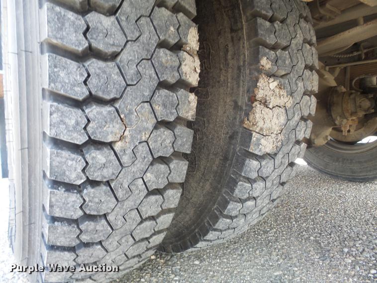 image for item DC7358 1995 Ford F800 service truck with crane