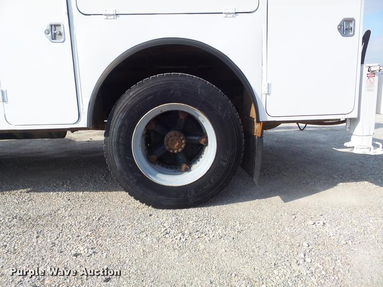 image for item DC7358 1995 Ford F800 service truck with crane