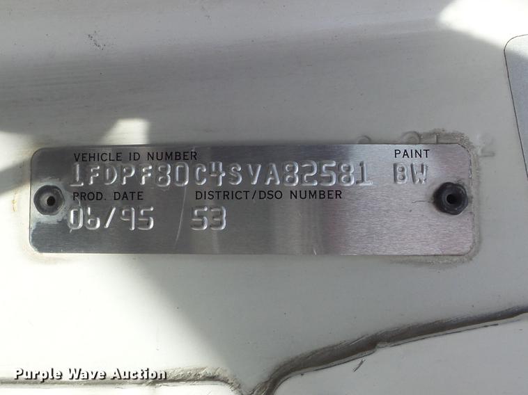 image for item DC7358 1995 Ford F800 service truck with crane