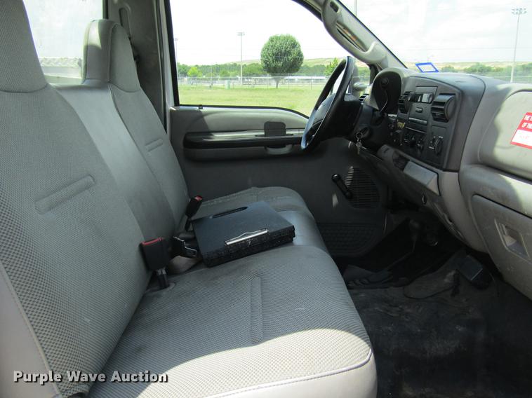 image for item DC7906 2006 Ford F450 XL Super Duty bucket truck