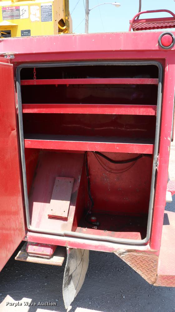 image for item DD4265 1997 GMC C7500 bucket truck