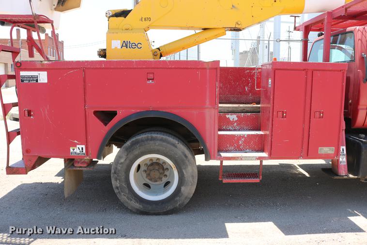 image for item DD4265 1997 GMC C7500 bucket truck