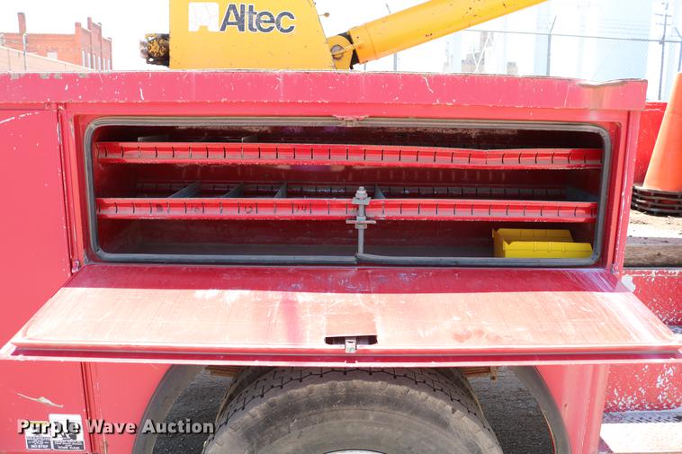 image for item DD4265 1997 GMC C7500 bucket truck