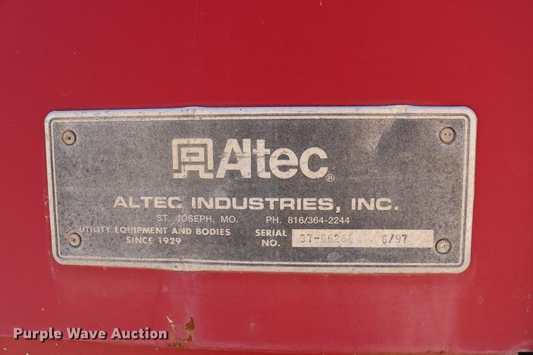 image for item DD4265 1997 GMC C7500 bucket truck