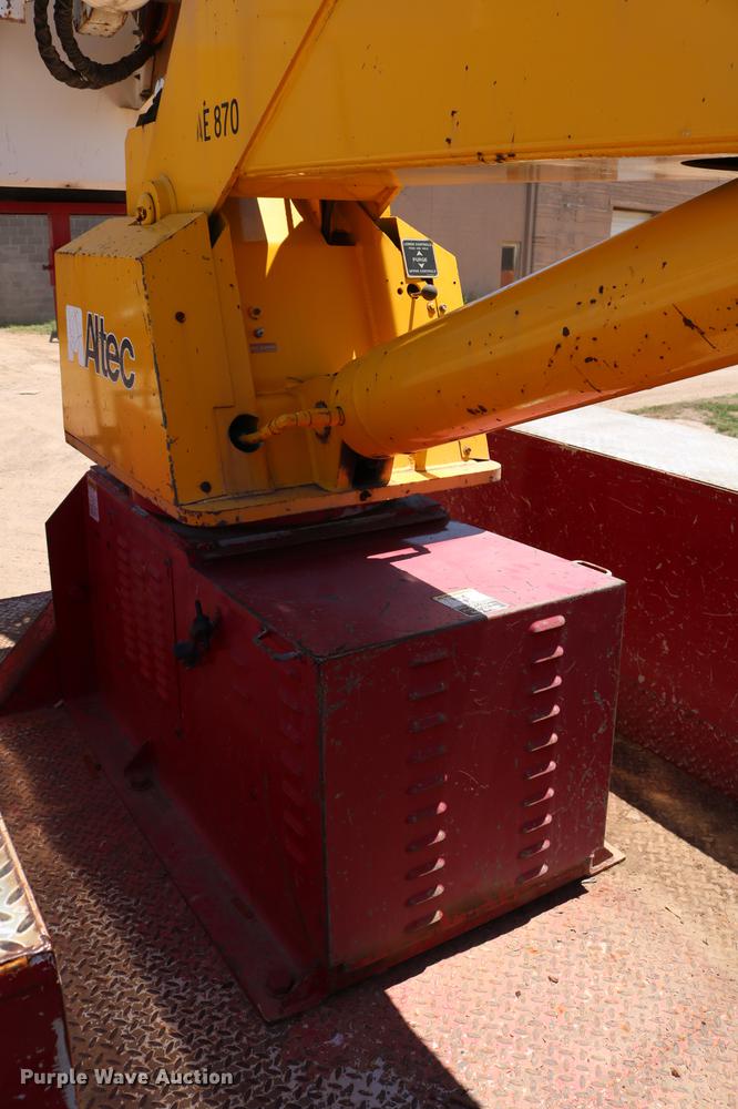 image for item DD4265 1997 GMC C7500 bucket truck